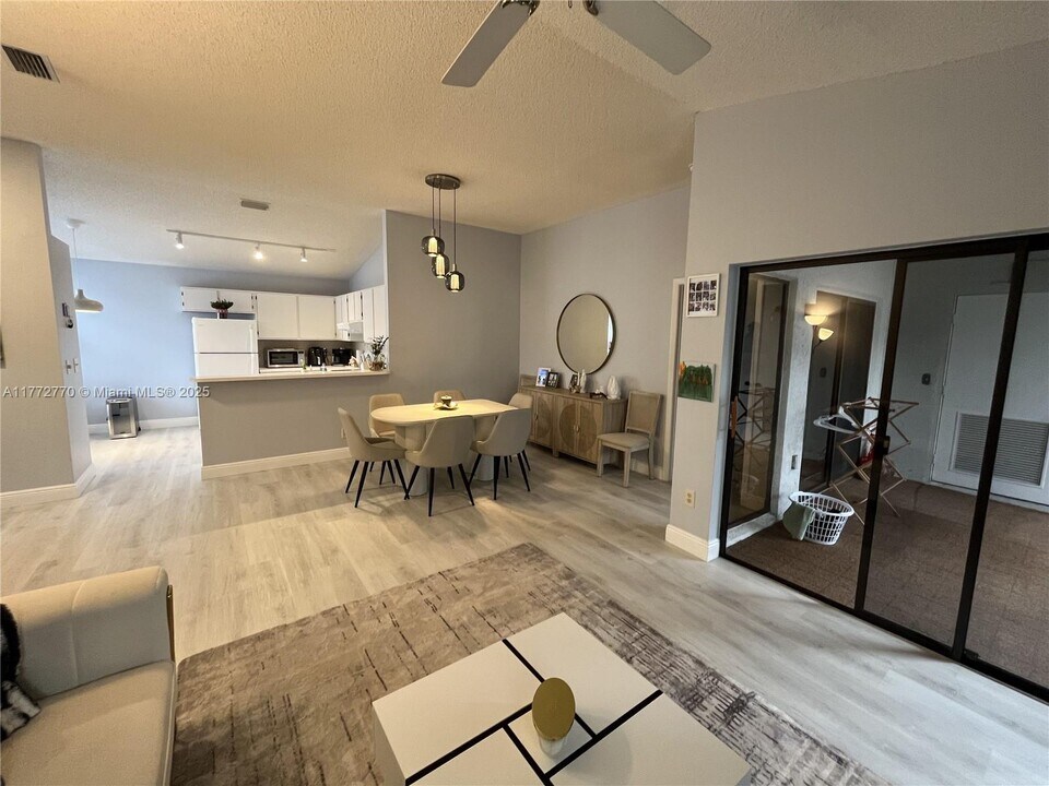 11963 NW 11th St in Pembroke Pines, FL - Foto de edificio