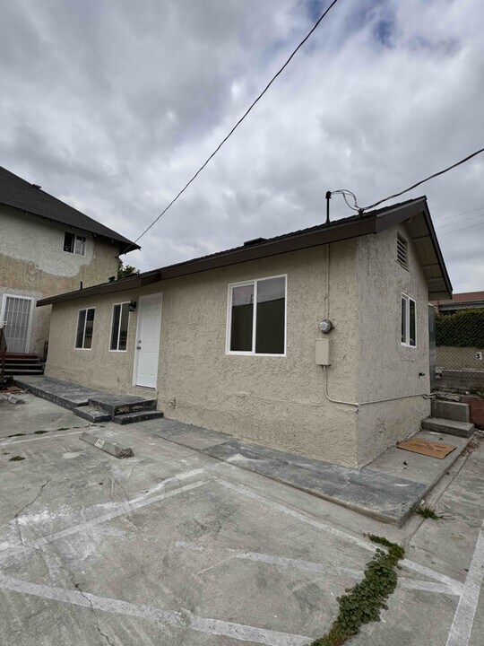 1811 E Cesar E Chavez Ave in Los Angeles, CA - Building Photo
