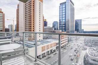 10349 NE 10th St, Unit SI FL14-ID886 in Bellevue, WA - Foto de edificio - Building Photo