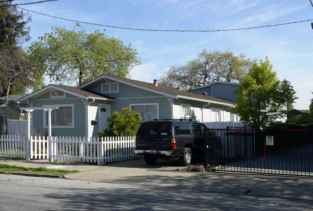 1225 Ebener St in Redwood City, CA - Building Photo