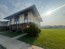 3912 S Sunset Dr in Milwaukee, WI - Building Photo
