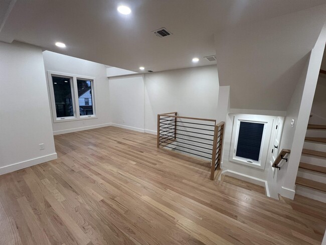 210 Waldo Pl in Englewood, NJ - Building Photo - Building Photo