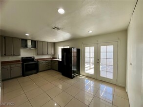109 Greenbriar Townhouse Way in Las Vegas, NV - Building Photo - Building Photo