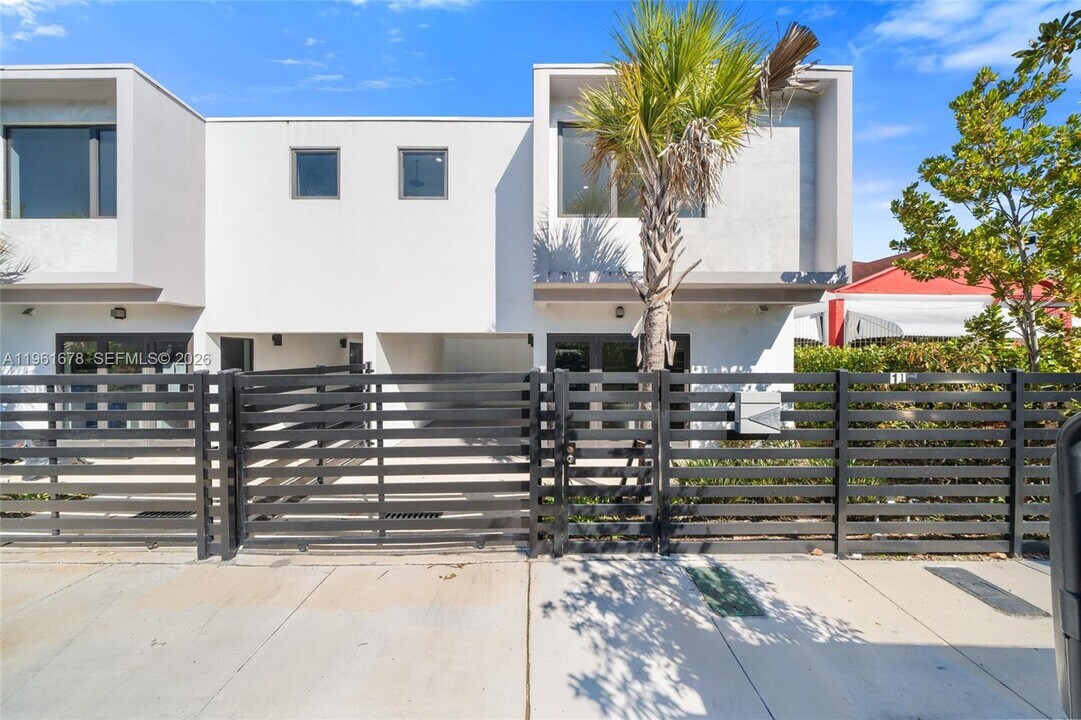 11 NE 51st St in Miami, FL - Building Photo