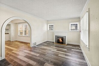 2033 E Gregory Blvd in Kansas City, MO - Building Photo - Building Photo