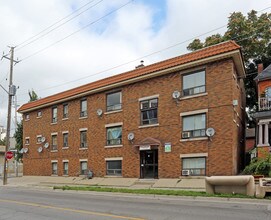 Oakwood Apartments in Hamilton, ON - Building Photo - Building Photo