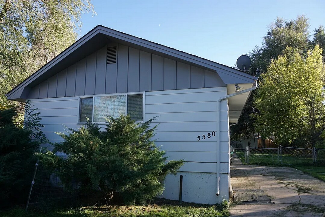 5570-5580 W 10th Ave in Lakewood, CO - Building Photo