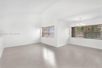 685 W Park Dr in Miami, FL - Building Photo - Building Photo