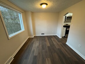 416 Oak St in West Mifflin, PA - Foto de edificio - Building Photo