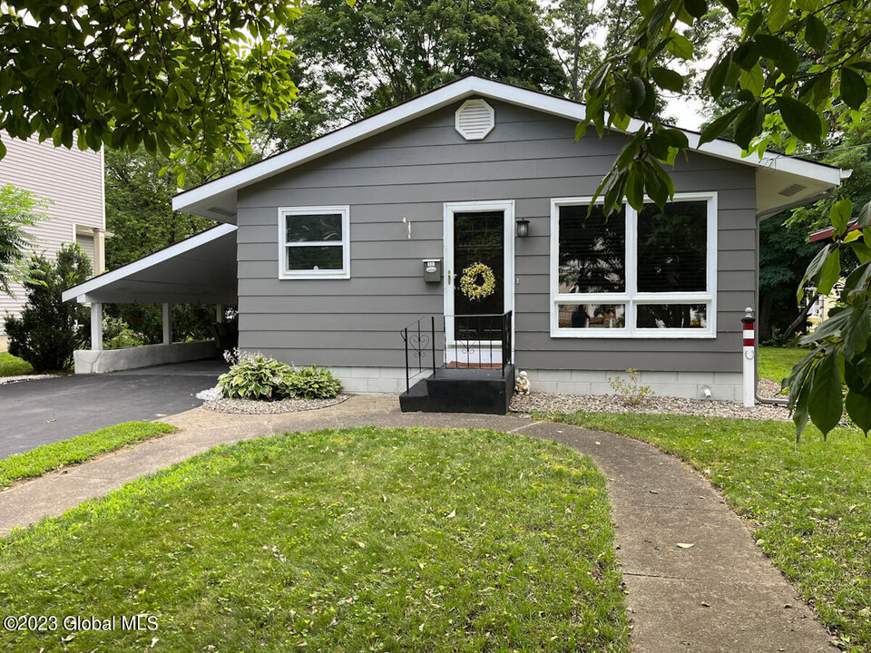 132 Jefferson St in Saratoga Springs, NY - Building Photo