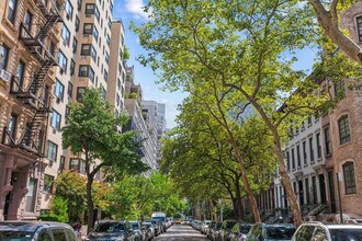 300 E 69th St in New York, NY - Building Photo - Building Photo