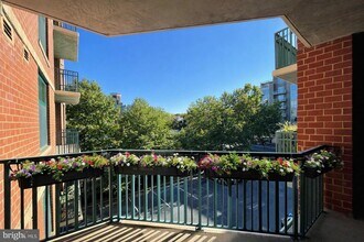 502 W Broad St in Falls Church, VA - Building Photo - Building Photo