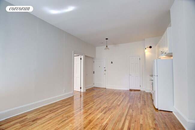 304 W 30th St in New York, NY - Building Photo - Building Photo