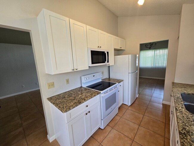 129 Edgewater Cir in Sanford, FL - Building Photo - Building Photo