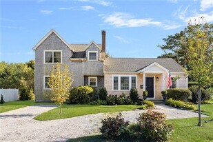 9 White Terrace in Middletown, RI - Building Photo