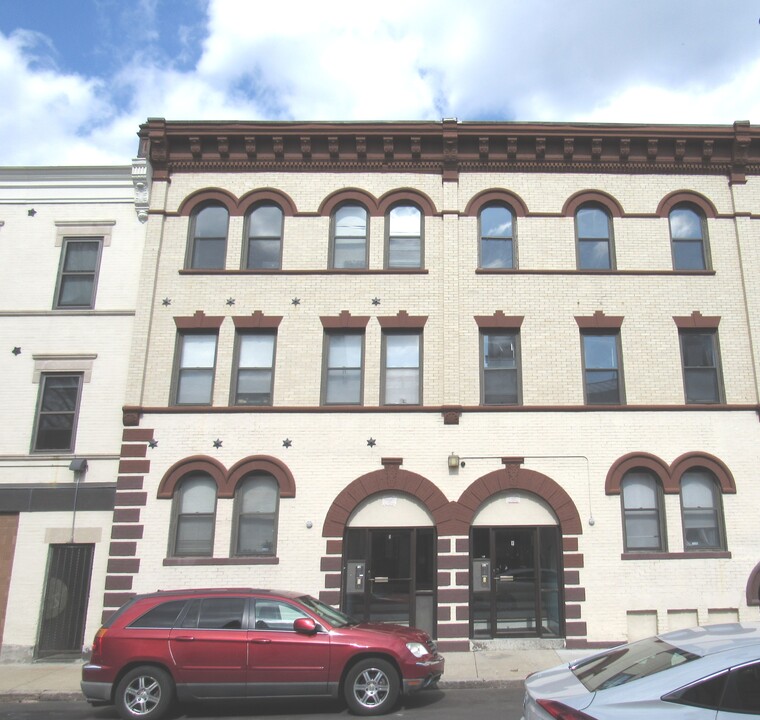 6 Dorr St, Unit 1 in Boston, MA - Foto de edificio