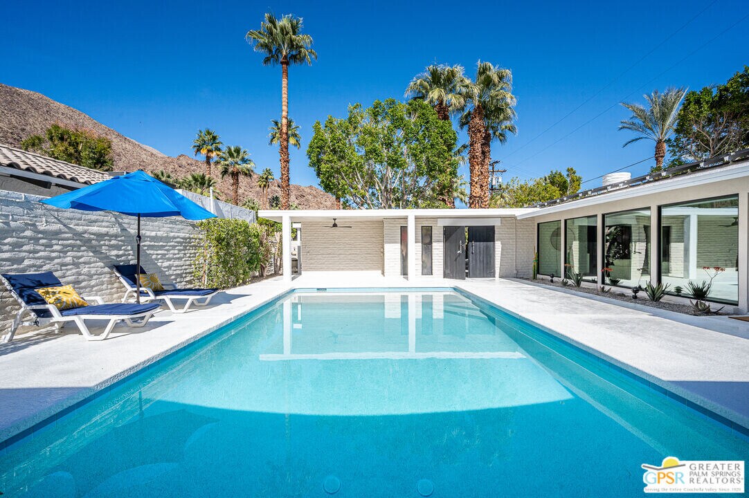 233 W El Camino Way in Palm Springs, CA - Building Photo
