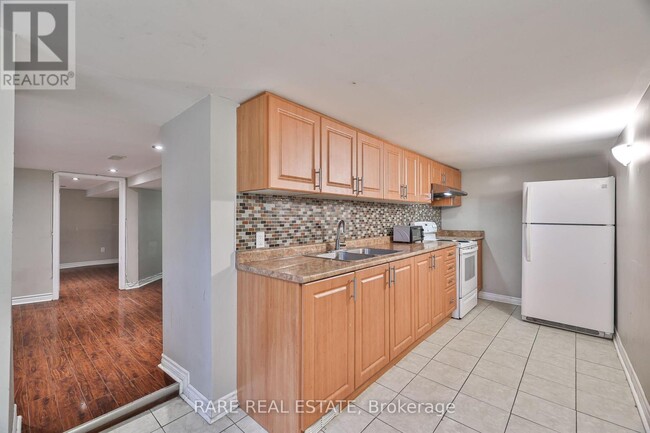 645 Wilson St in Hamilton, ON - Building Photo - Building Photo