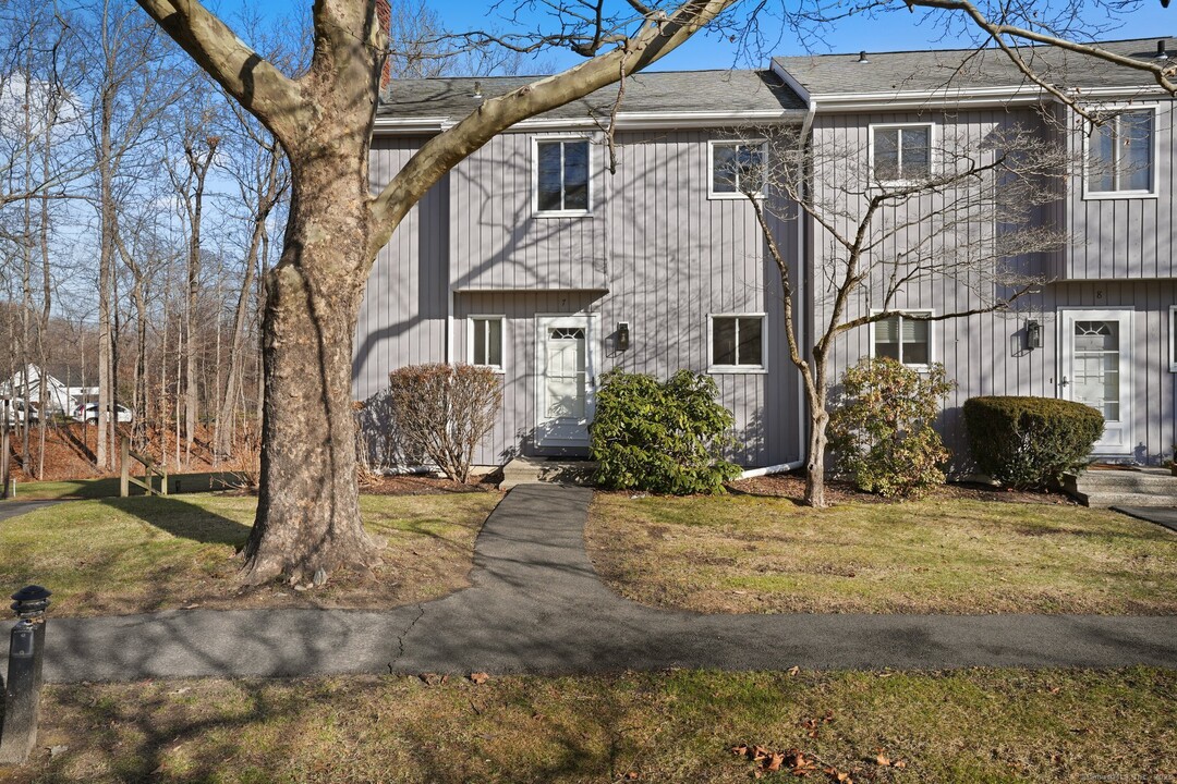 7 Monika Ln in Brookfield, CT - Building Photo