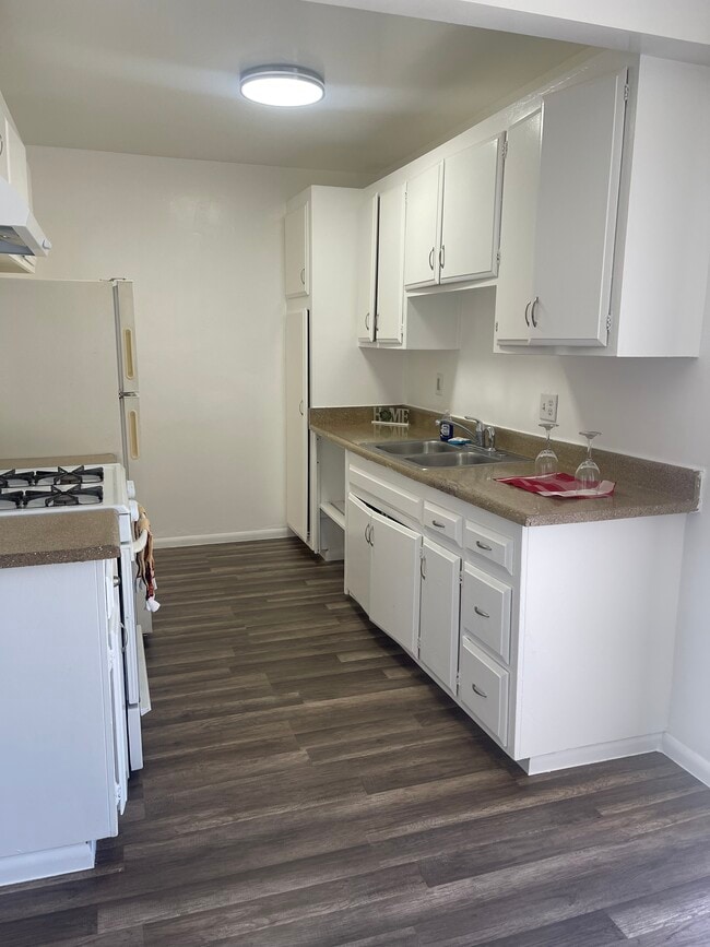 555 Greenbrier Dr, Unit 44 in Oceanside, CA - Building Photo - Building Photo