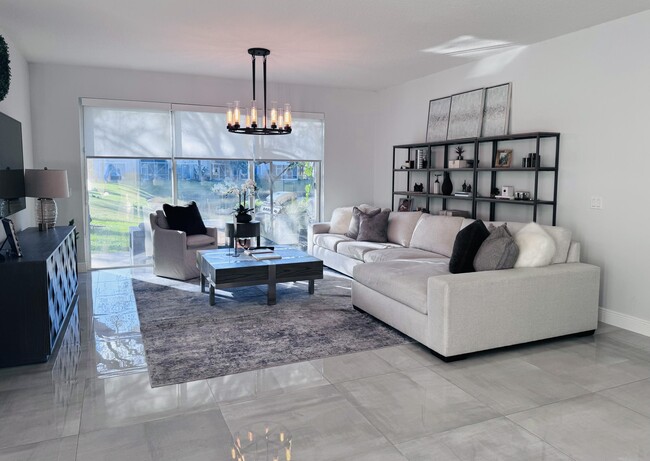 1086 Woodfield Rd in Greenacres, FL - Building Photo - Building Photo