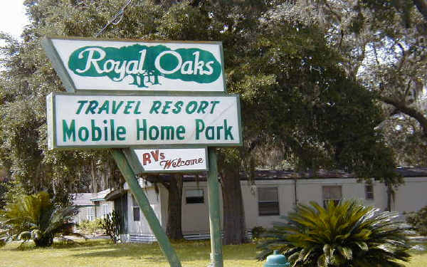 Royal Oaks Mobile Home Park in Dundee, FL - Foto de edificio