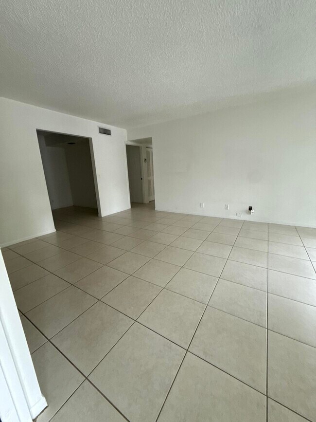 1010 Green Pine Blvd in West Palm Beach, FL - Building Photo - Building Photo