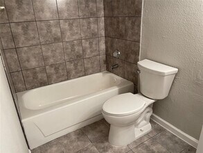 7621 McCallum Blvd-Unit -314 in Dallas, TX - Foto de edificio - Building Photo