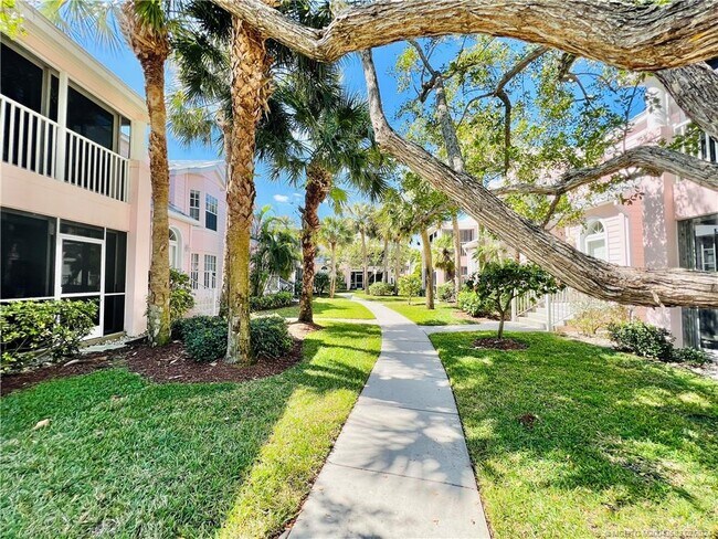 411 NE Plantation Rd in Stuart, FL - Foto de edificio - Building Photo