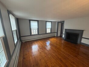 329 Main St, Unit 329 in West Newbury, MA - Foto de edificio - Building Photo