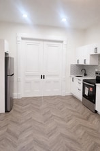 18A Vernon Ave, Unit Parlor in Brooklyn, NY - Foto de edificio - Building Photo