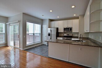 8239 Singleleaf Ln in Lorton, VA - Building Photo - Building Photo