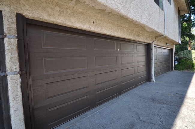 5617 Woodman Ave in Los Angeles, CA - Foto de edificio - Building Photo