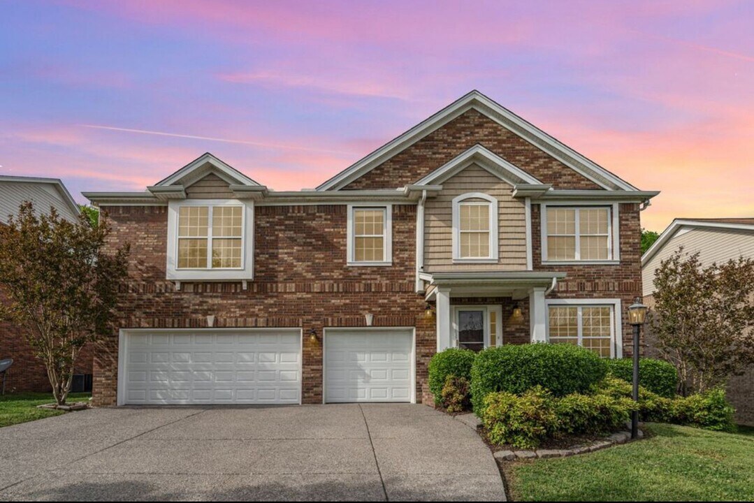 2025 Hawks Nest Dr in Hermitage, TN - Building Photo