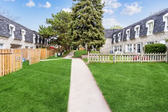 Bloor Dixie Townhomes in Mississauga, ON - Building Photo - Building Photo