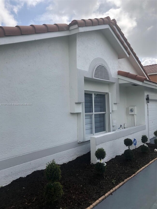 5531 NW 188th St in Miami Gardens, FL - Building Photo - Building Photo
