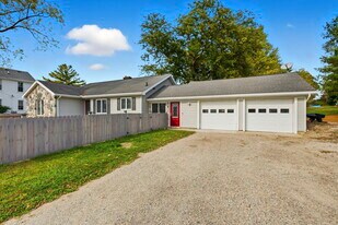 9128 Austin Rd in Saline, MI - Building Photo