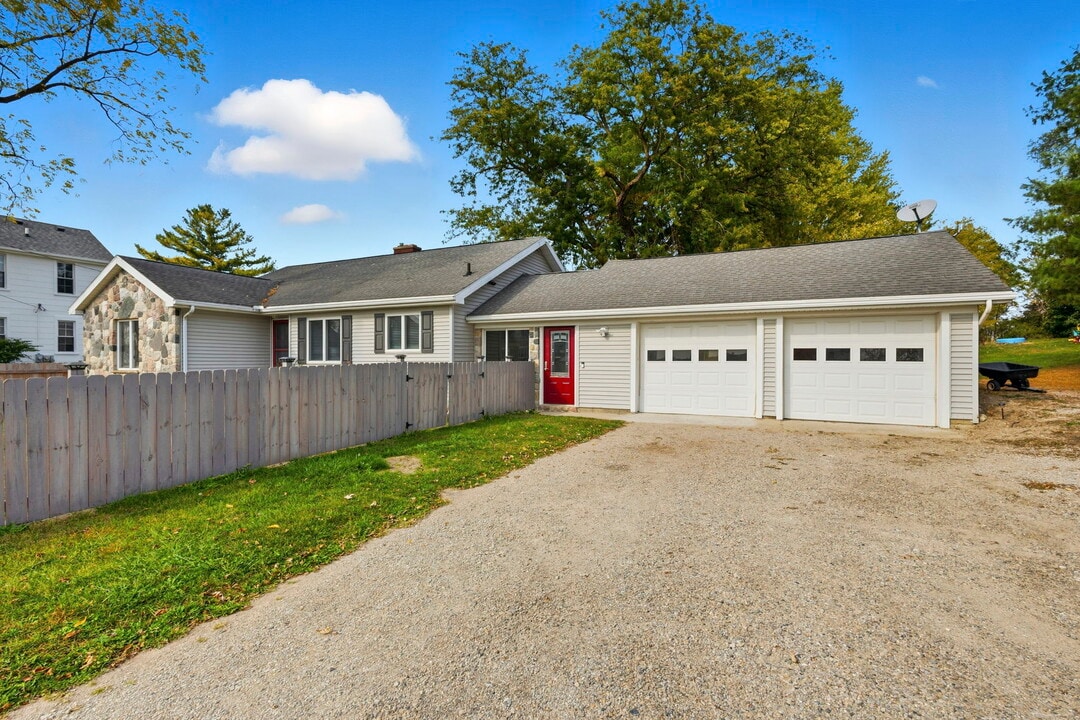 9128 Austin Rd in Saline, MI - Building Photo