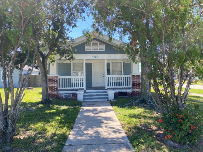 4360 Emerson Ave S in St. Petersburg, FL - Foto de edificio - Building Photo