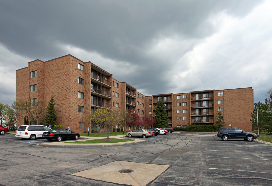 RHM Manor in Brunswick, OH - Building Photo