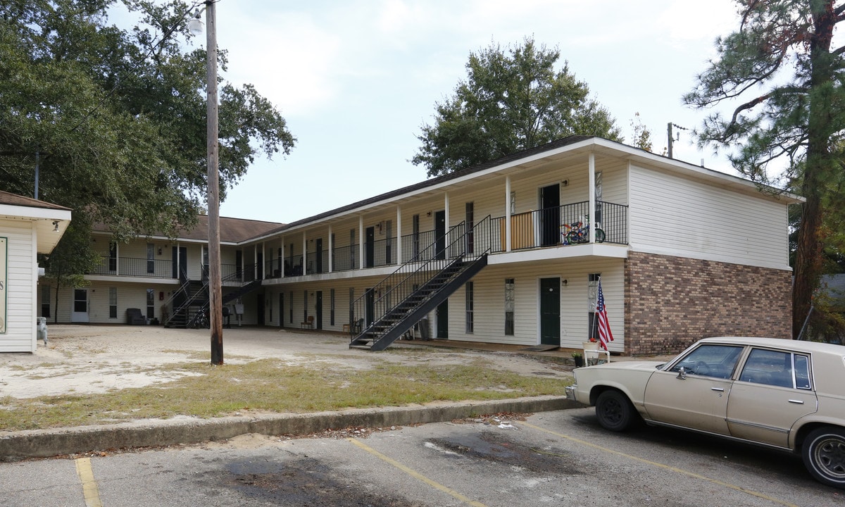 French Oaks Apartments in Gulfport, MS - Building Photo