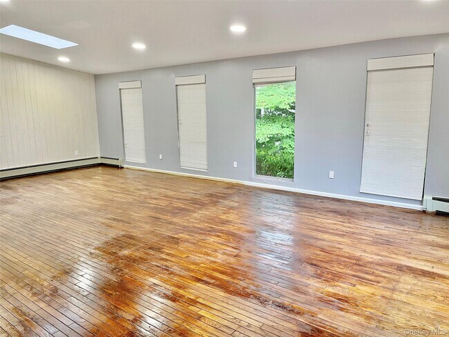 258 Steamboat Rd in Kings Point, NY - Building Photo - Building Photo