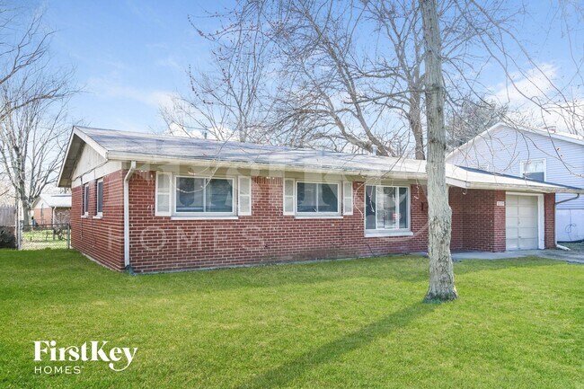 8209 E 37th Pl in Indianapolis, IN - Foto de edificio - Building Photo