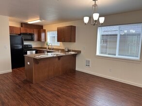 Greenburg Apartments in Tigard, OR - Foto de edificio - Building Photo