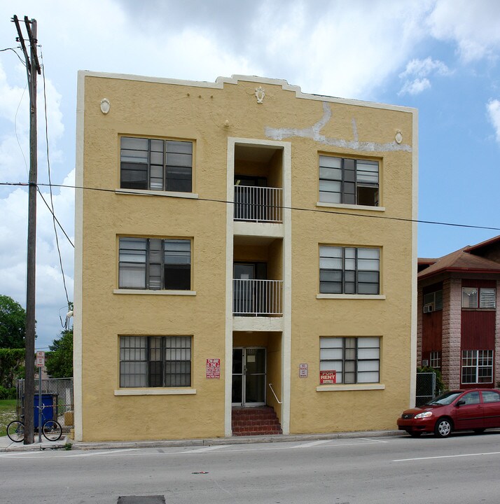 666 SW 1st St in Miami, FL - Building Photo