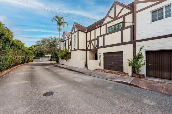 property at 3621 Viscaya Ct