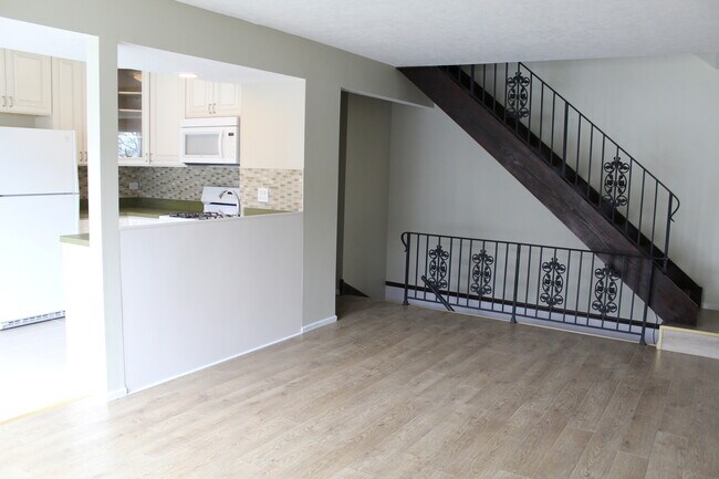 430 W Inverrary Ln in Deerfield, IL - Building Photo - Building Photo