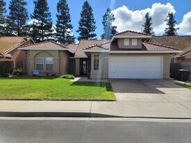 1521 Anconia St in Oakdale, CA - Building Photo