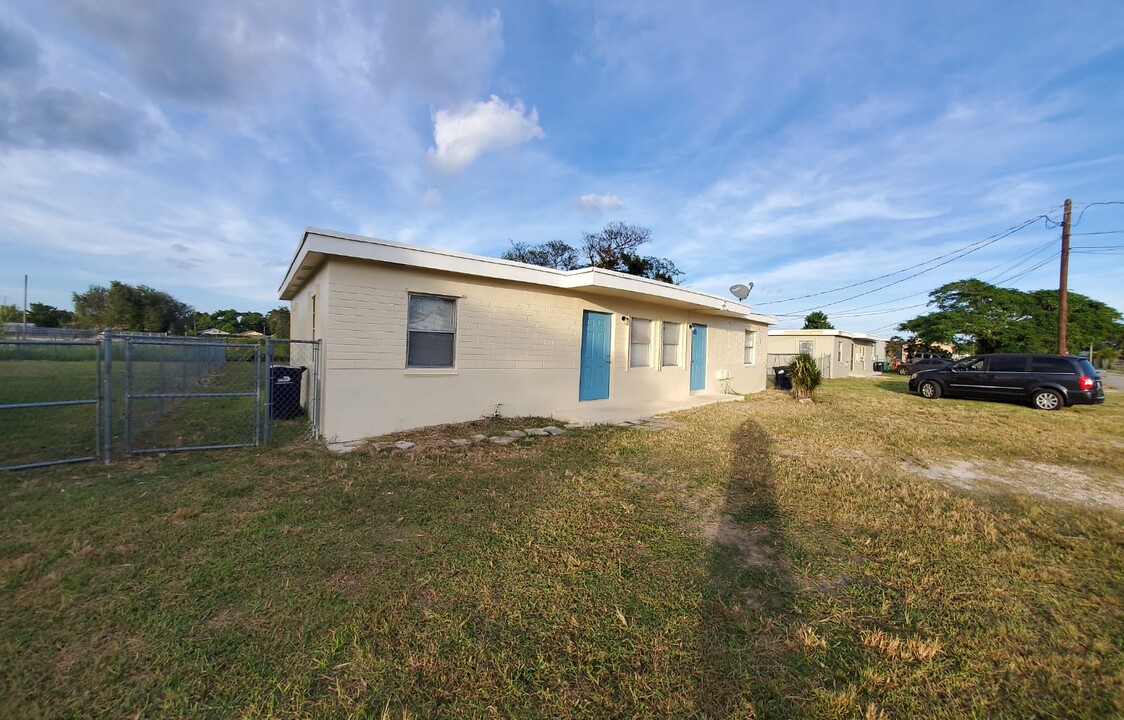 12101 SW 213th Ter in Miami, FL - Building Photo