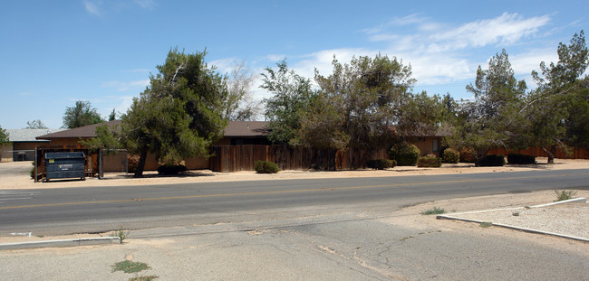 12913 Navajo Rd in Apple Valley, CA - Building Photo - Building Photo